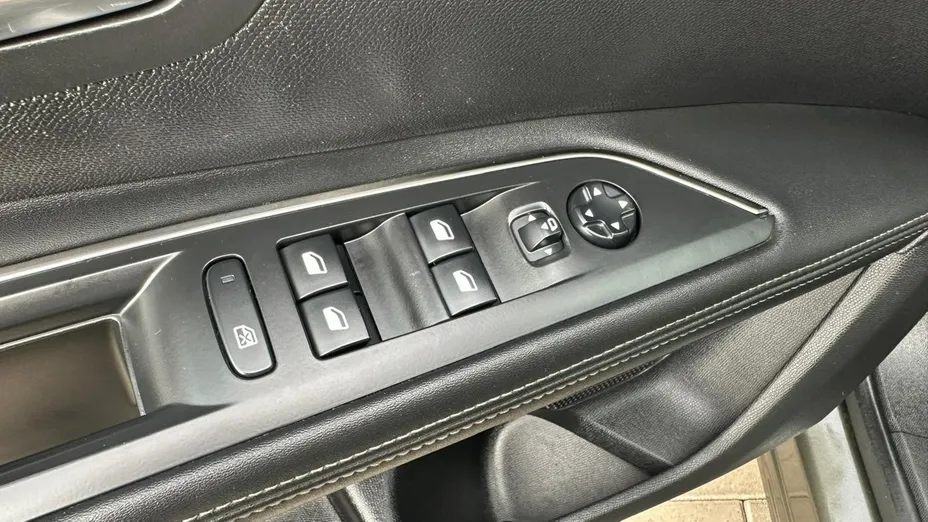 PEUGEOT 5008 -