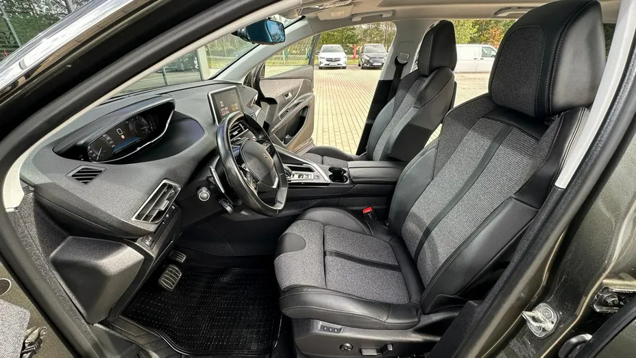 PEUGEOT 5008 -