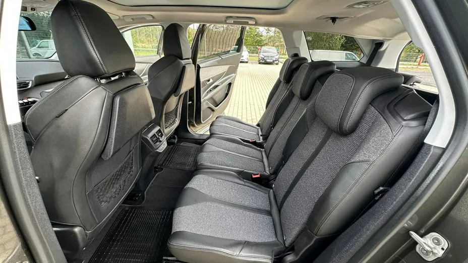 PEUGEOT 5008 -