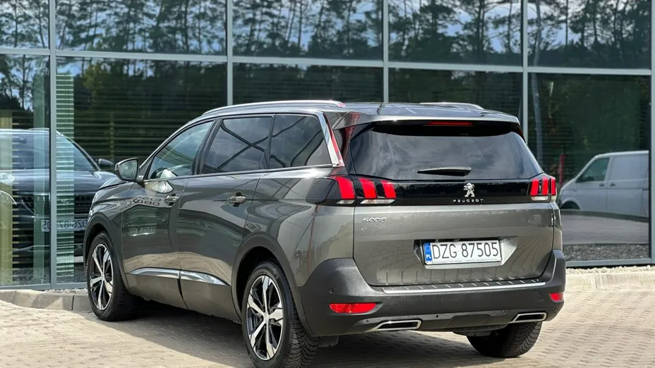 PEUGEOT 5008 -