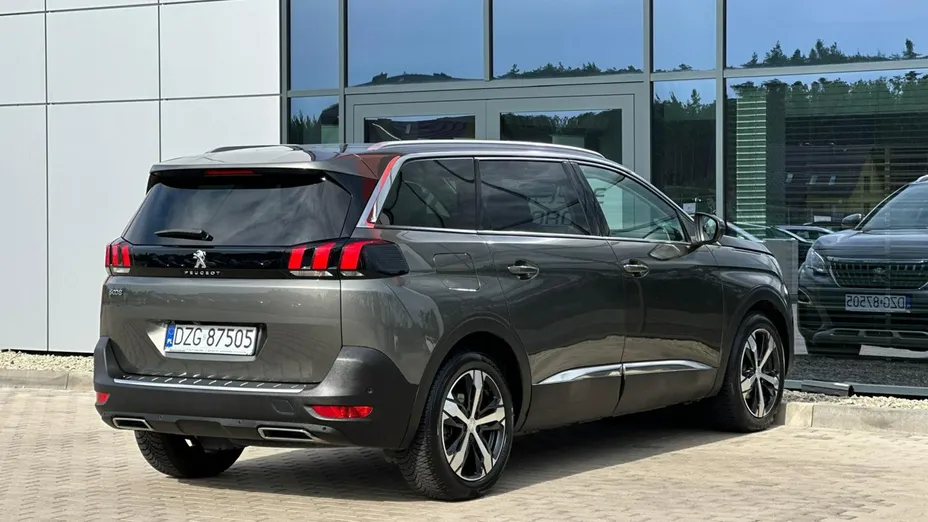 PEUGEOT 5008 -