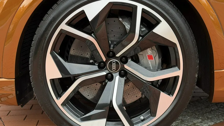 AUDI RS Q8 -