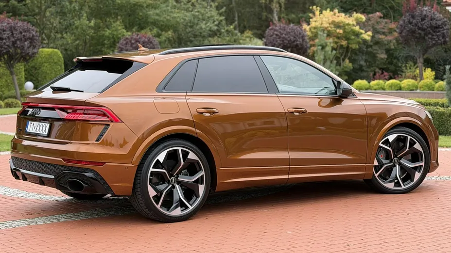 AUDI RS Q8 -
