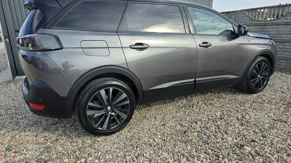 PEUGEOT 5008 -