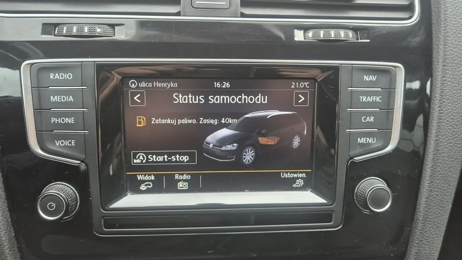 VOLKSWAGEN Golf -