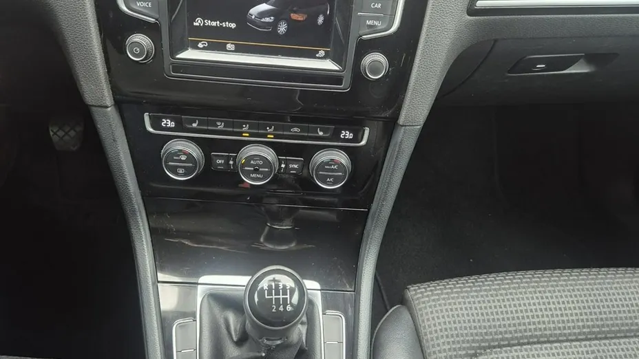 VOLKSWAGEN Golf -