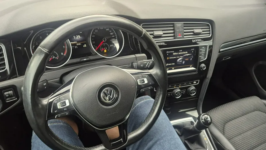 VOLKSWAGEN Golf -