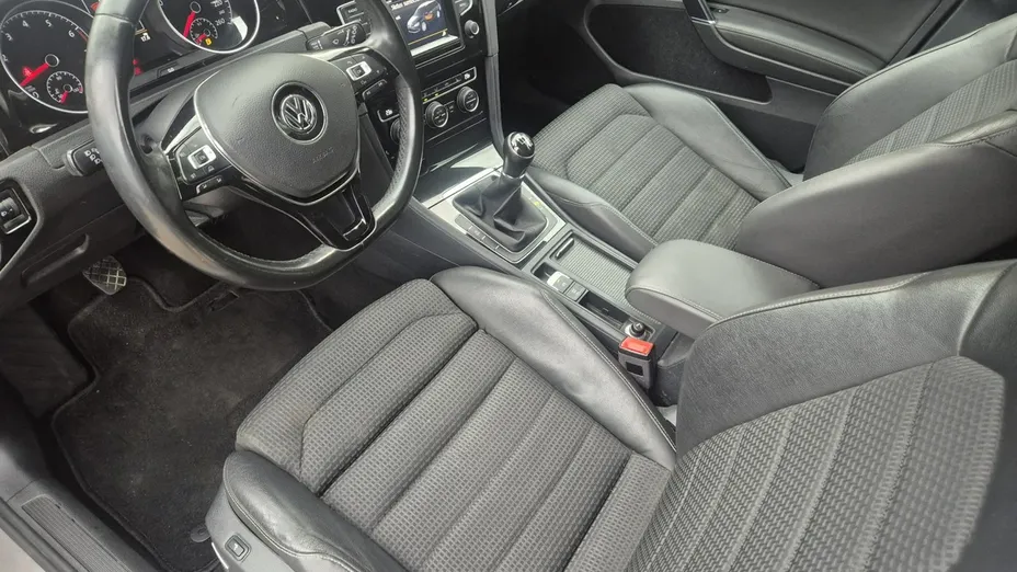 VOLKSWAGEN Golf -
