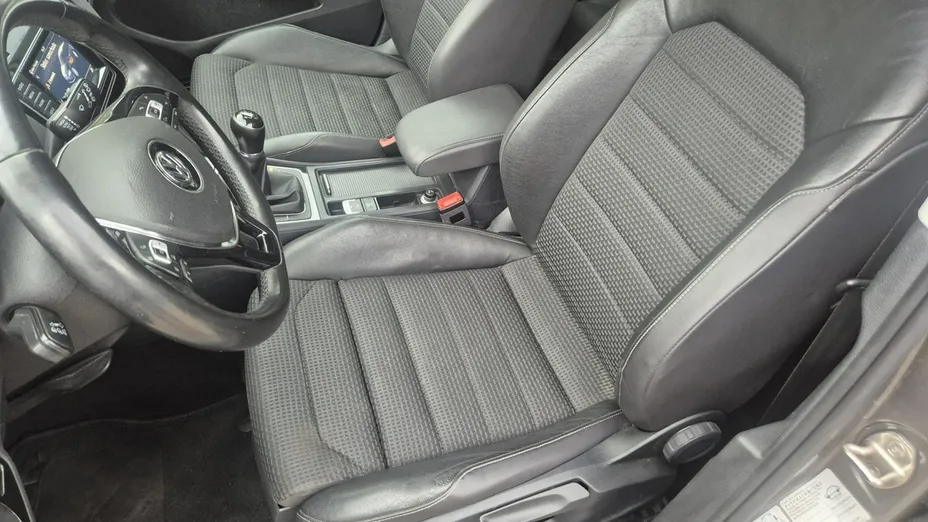 VOLKSWAGEN Golf -