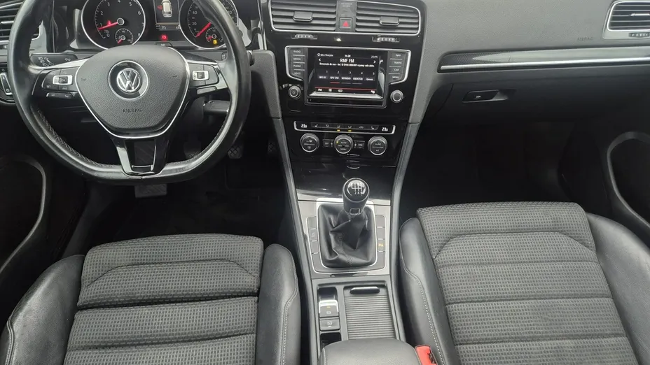 VOLKSWAGEN Golf -