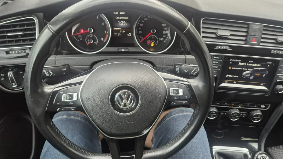 VOLKSWAGEN Golf -