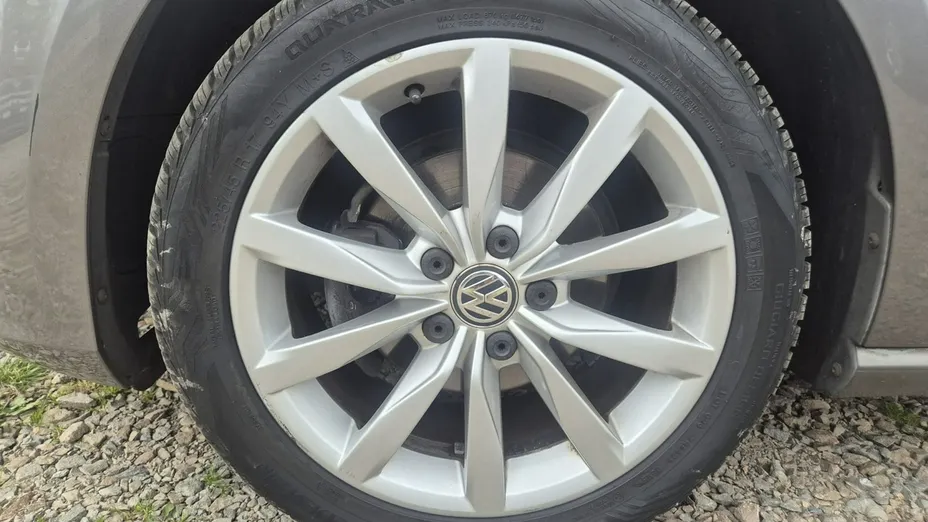 VOLKSWAGEN Golf -