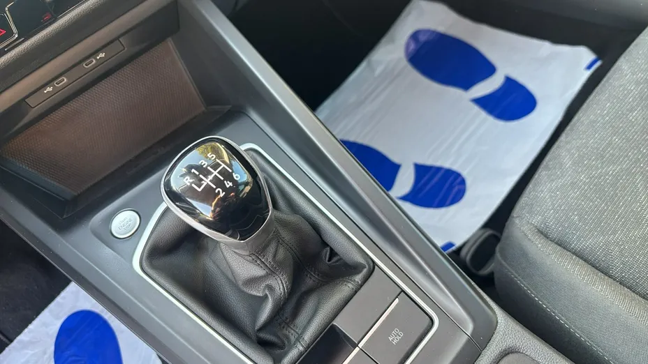 VOLKSWAGEN Golf -