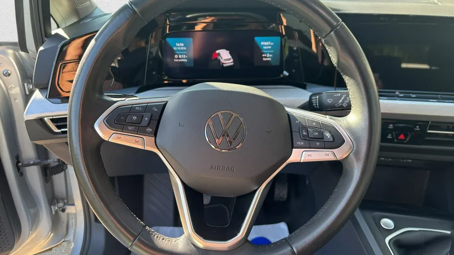 VOLKSWAGEN Golf -