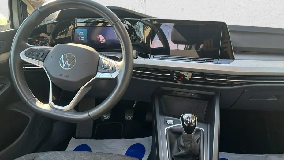 VOLKSWAGEN Golf -