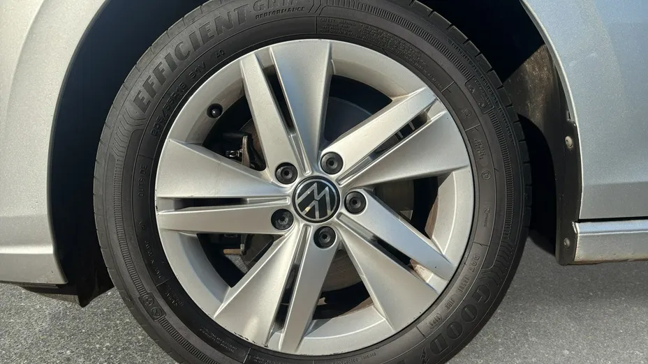 VOLKSWAGEN Golf -
