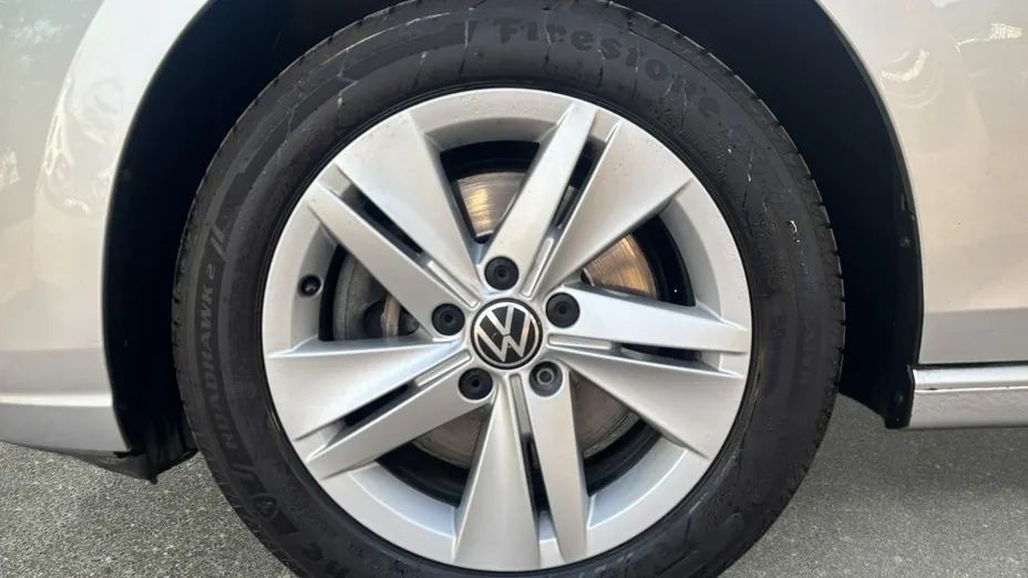 VOLKSWAGEN Golf -