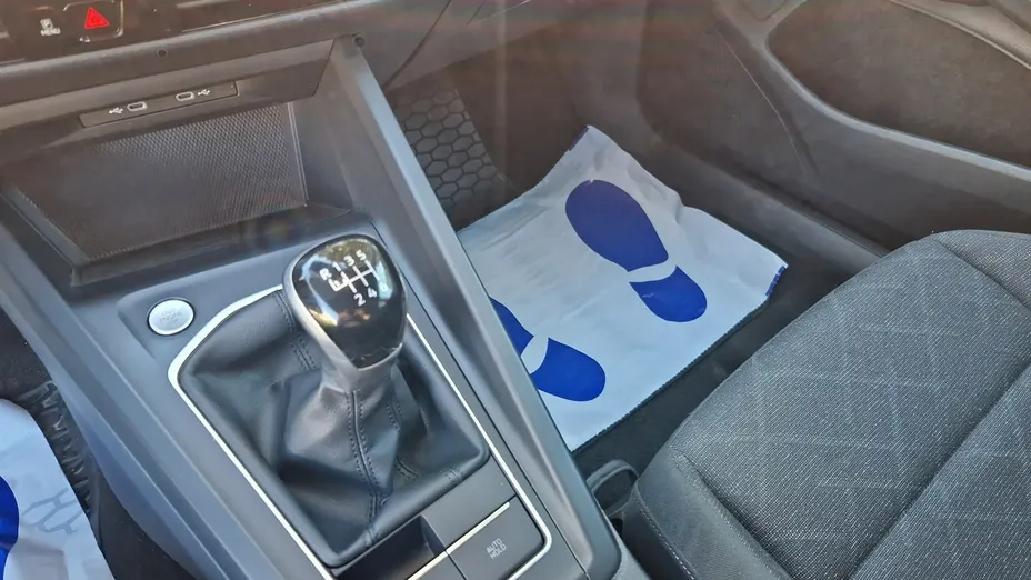 VOLKSWAGEN Golf -
