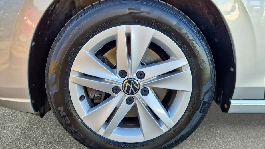 VOLKSWAGEN Golf -