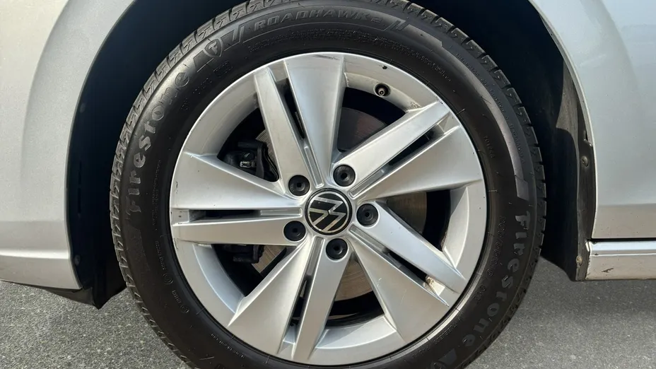 VOLKSWAGEN Golf -