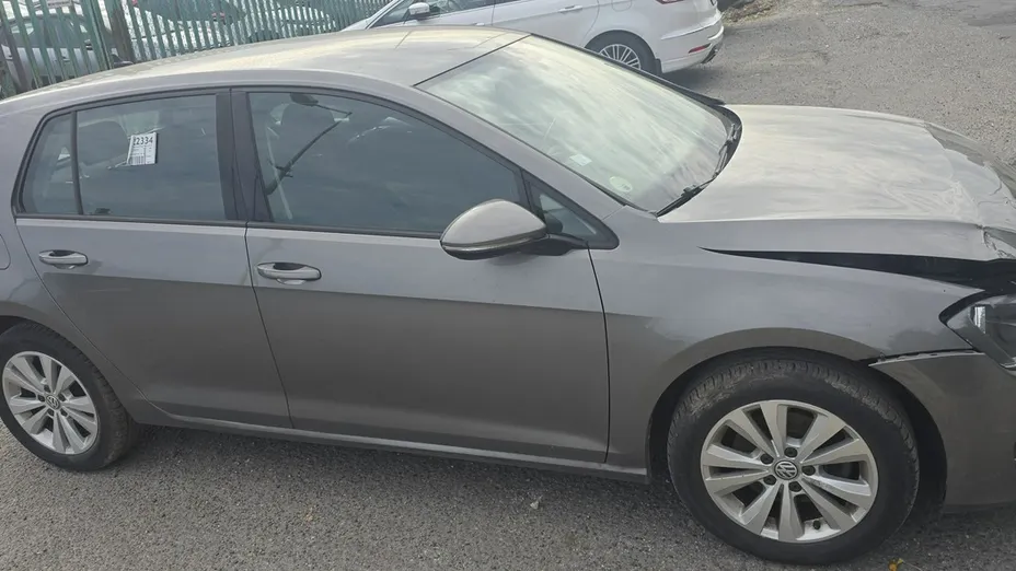 VOLKSWAGEN Golf -