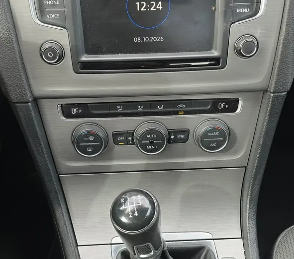 VOLKSWAGEN Golf -