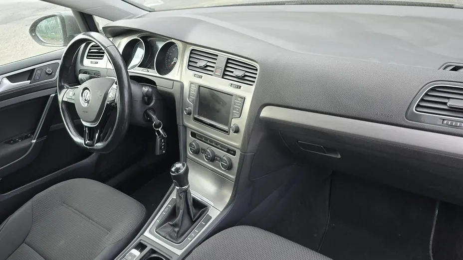 VOLKSWAGEN Golf -