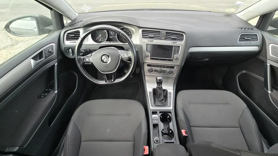 VOLKSWAGEN Golf -
