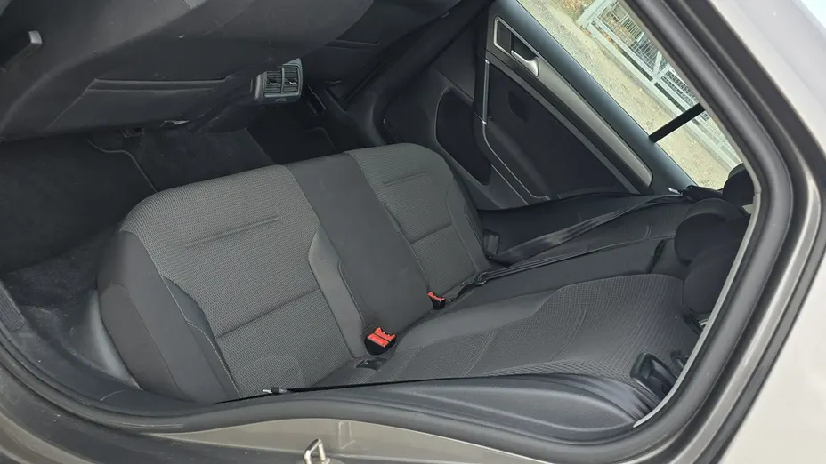VOLKSWAGEN Golf -