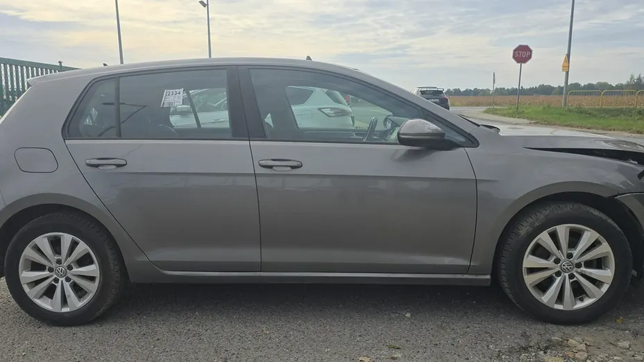 VOLKSWAGEN Golf -