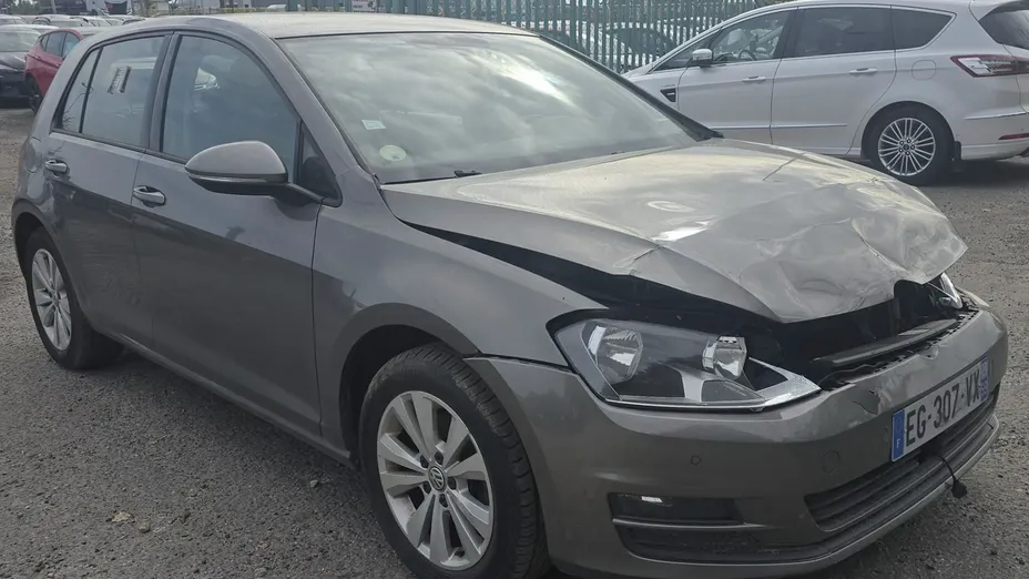 VOLKSWAGEN Golf -