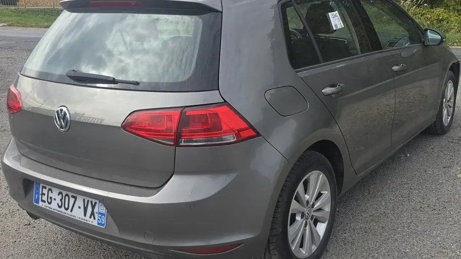 VOLKSWAGEN Golf -