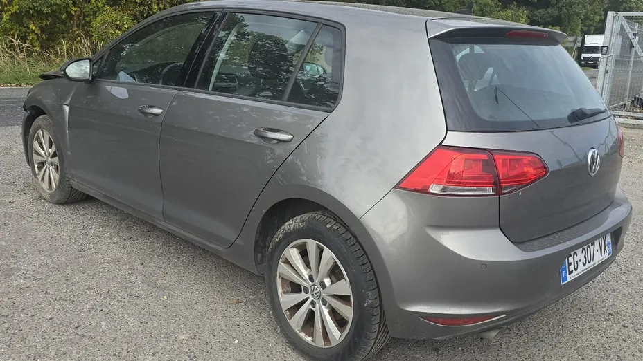 VOLKSWAGEN Golf -