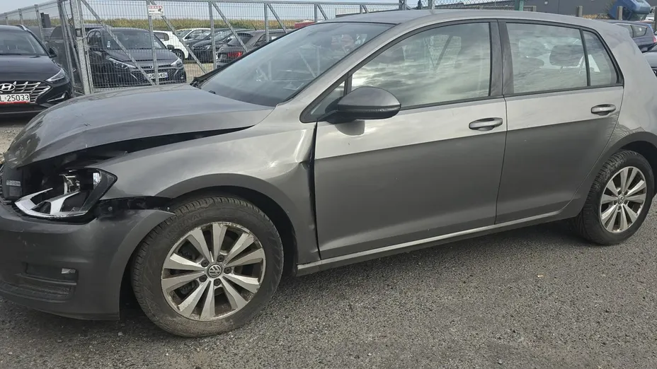 VOLKSWAGEN Golf -