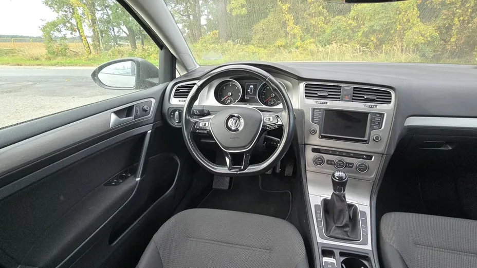 VOLKSWAGEN Golf -