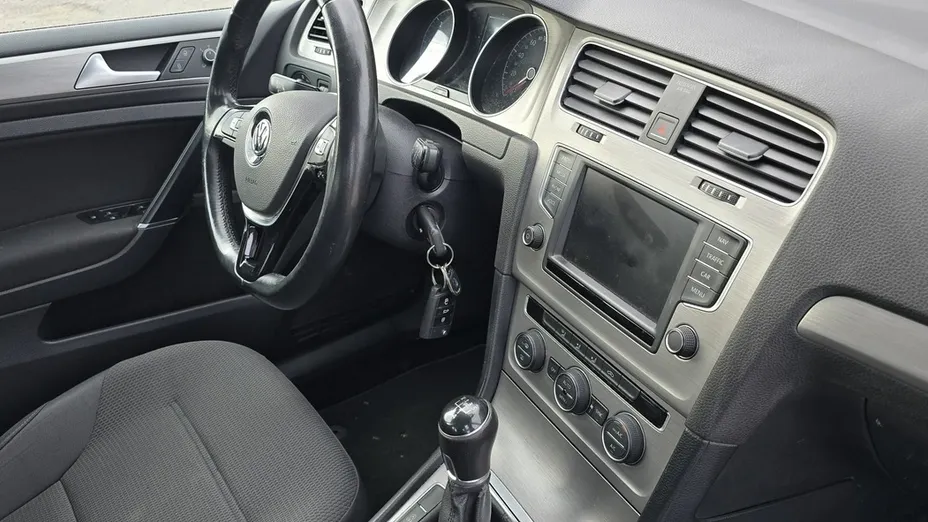 VOLKSWAGEN Golf -