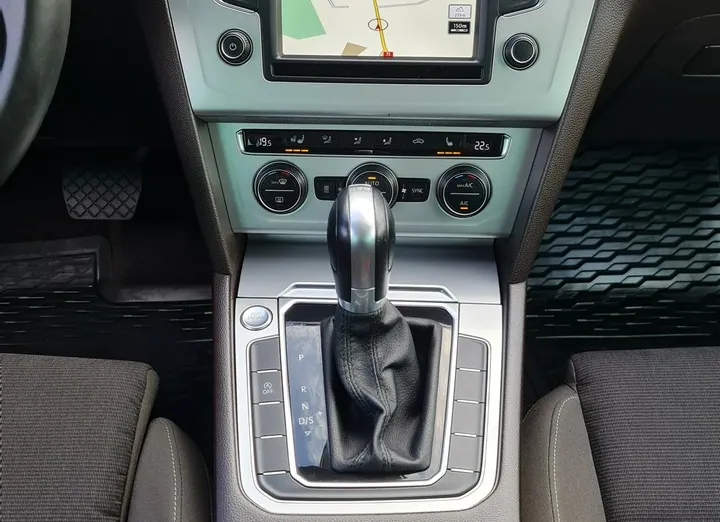 VOLKSWAGEN Passat -