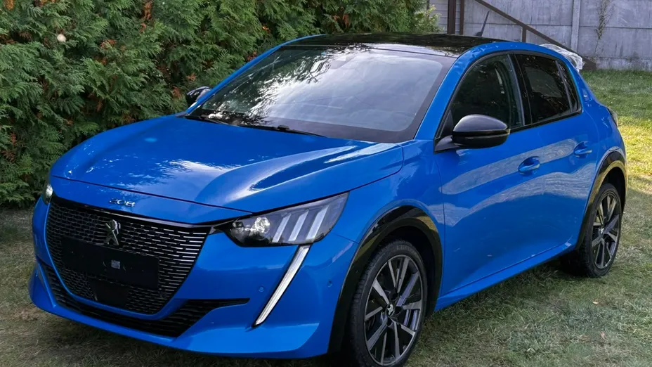 PEUGEOT 208 -