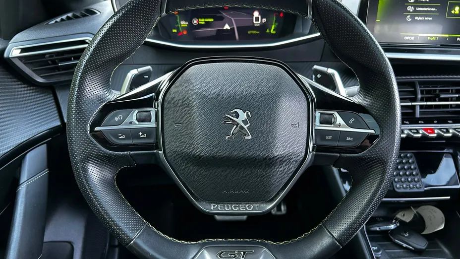PEUGEOT 208 -