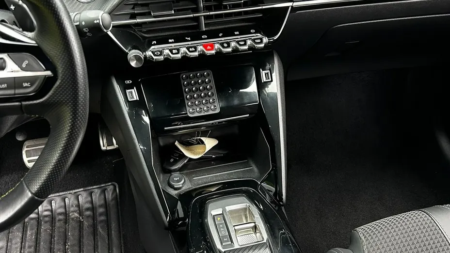 PEUGEOT 208 -