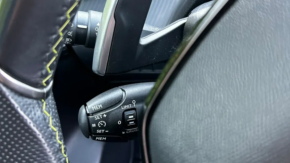PEUGEOT 208 -