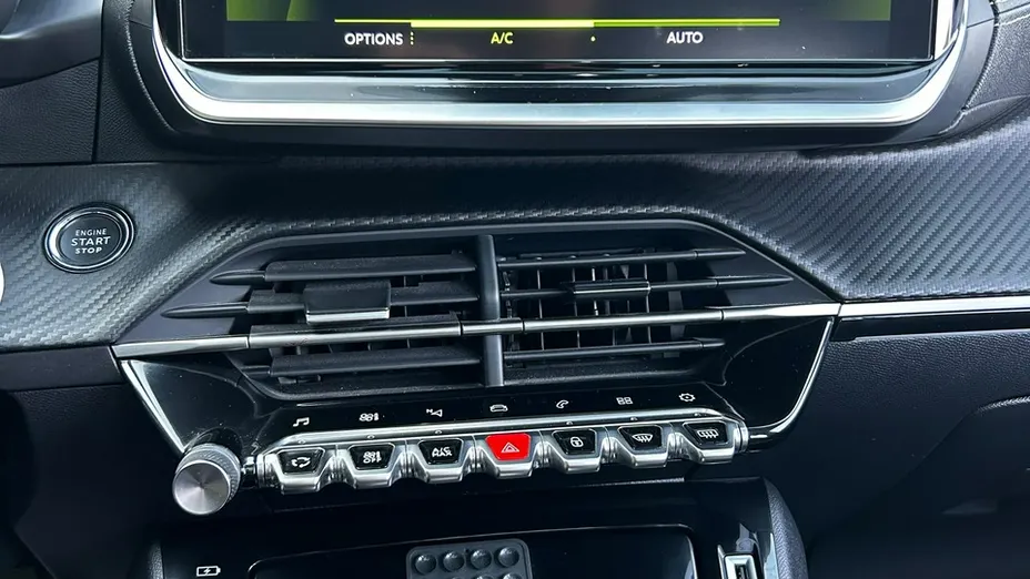 PEUGEOT 208 -