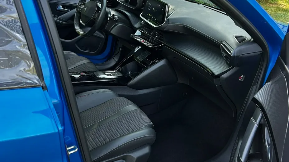 PEUGEOT 208 -