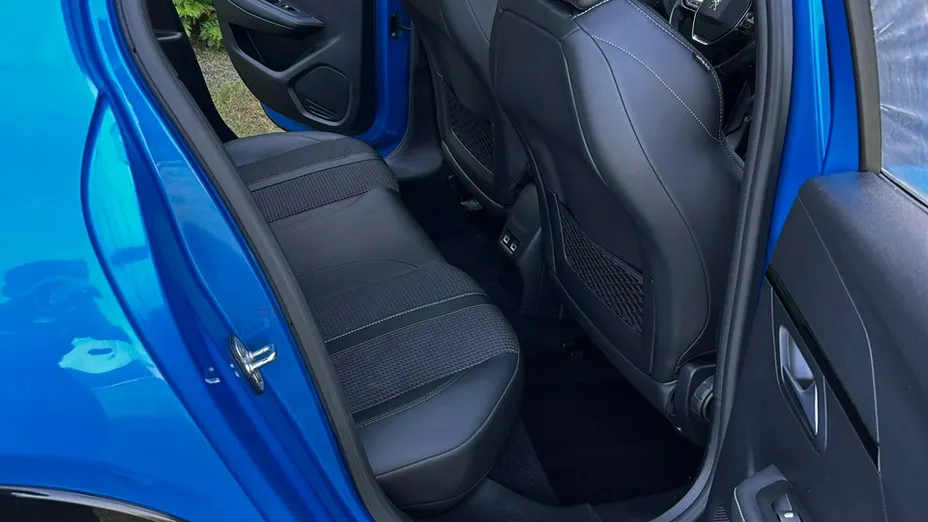 PEUGEOT 208 -