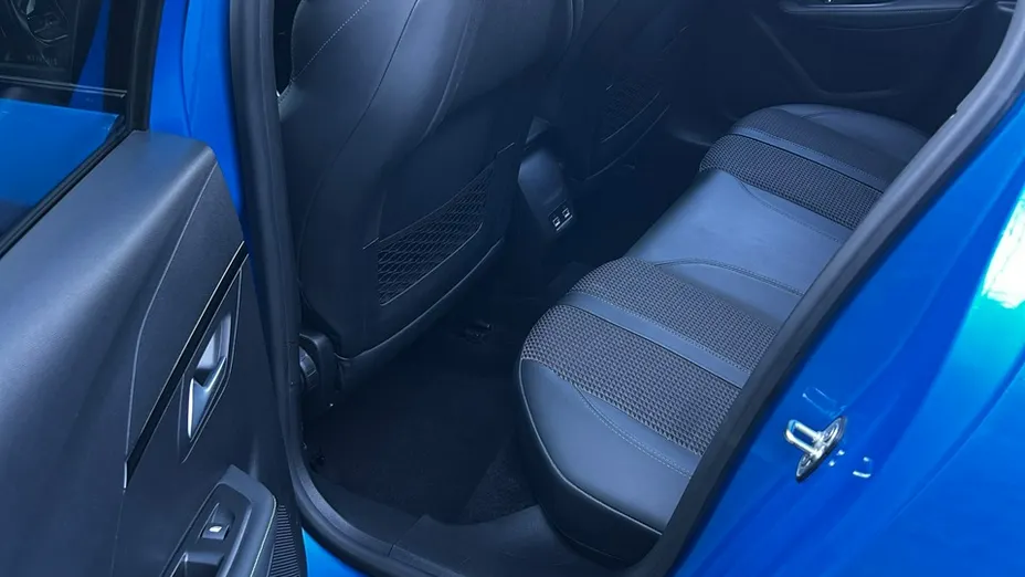 PEUGEOT 208 -