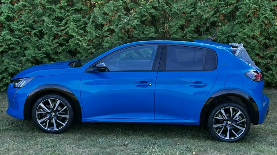 PEUGEOT 208 -