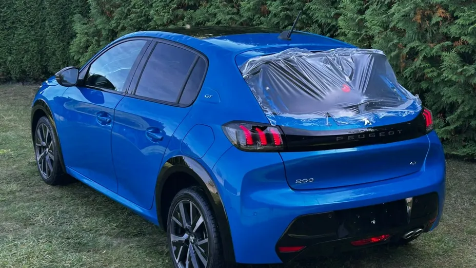 PEUGEOT 208 -
