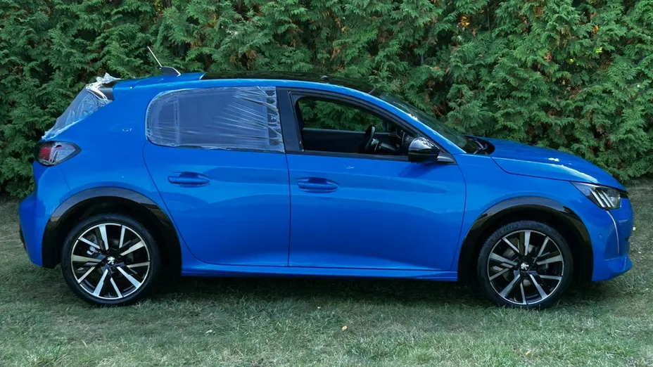PEUGEOT 208 -