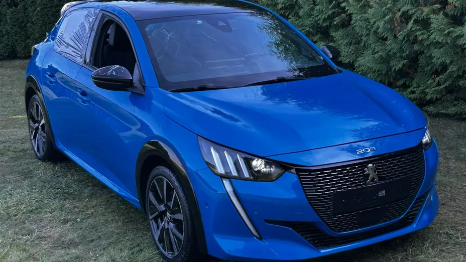 PEUGEOT 208 -