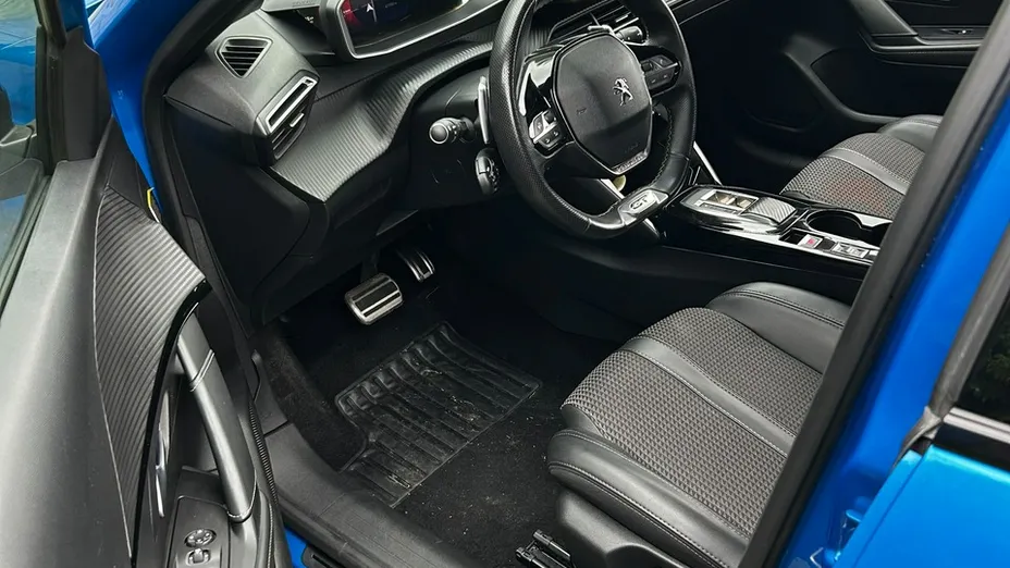 PEUGEOT 208 -